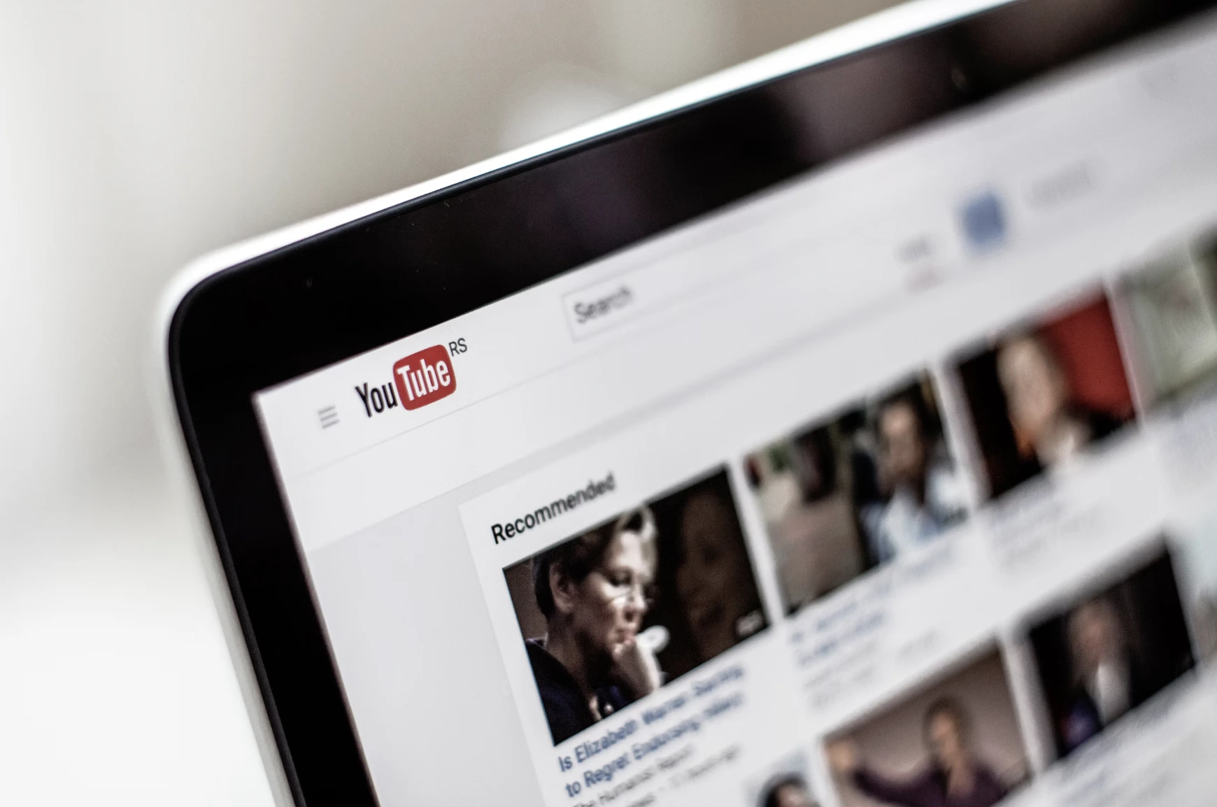 Hackerii șantajează YouTuberii pentru a răspândi Malware