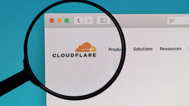 Labirintul AI: Noul Instrument al Cloudflare Păcălește Crawlerii AI cu Pagini Web False