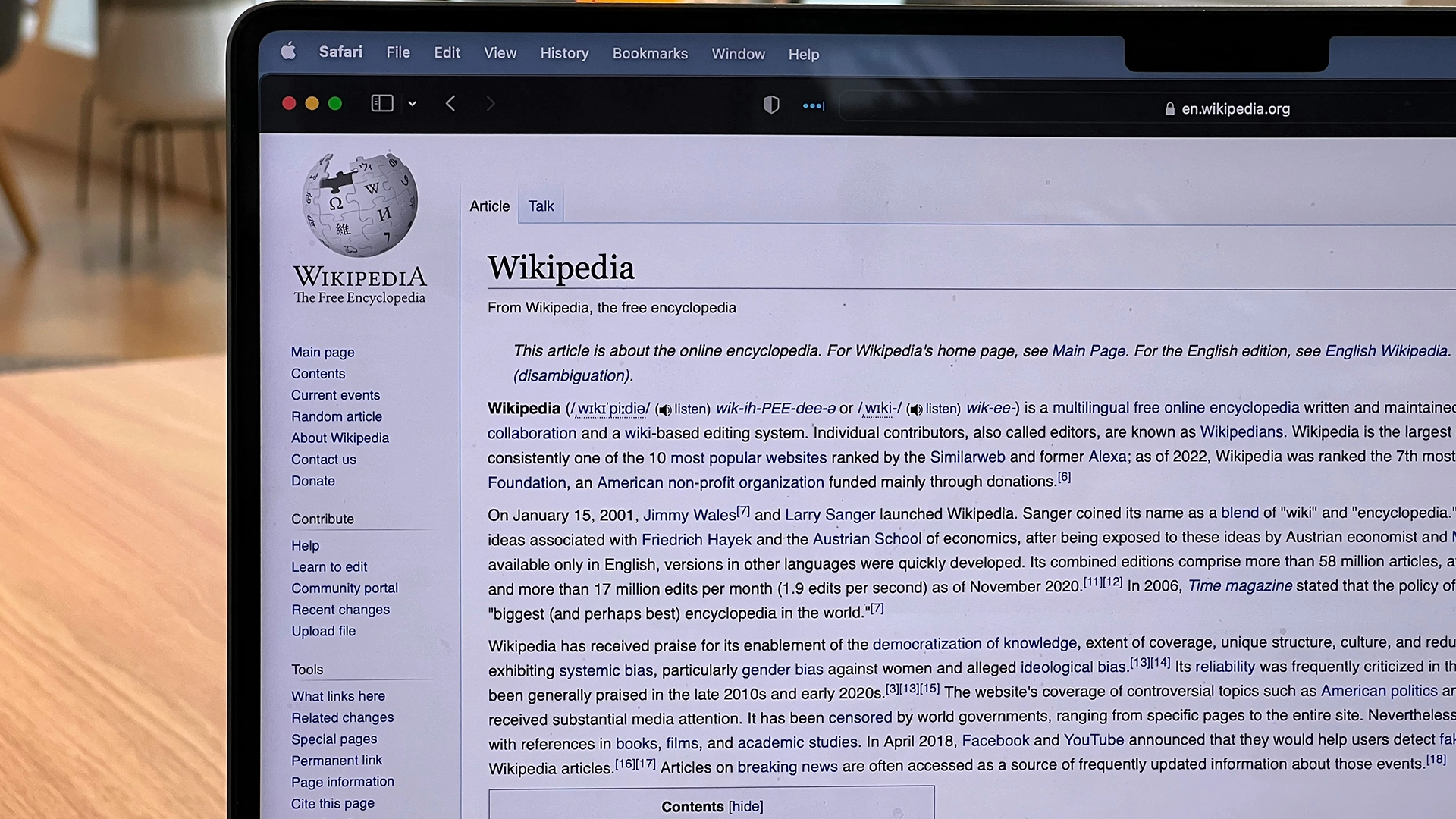 Boții AI supraîncarcă serverele Wikipedia