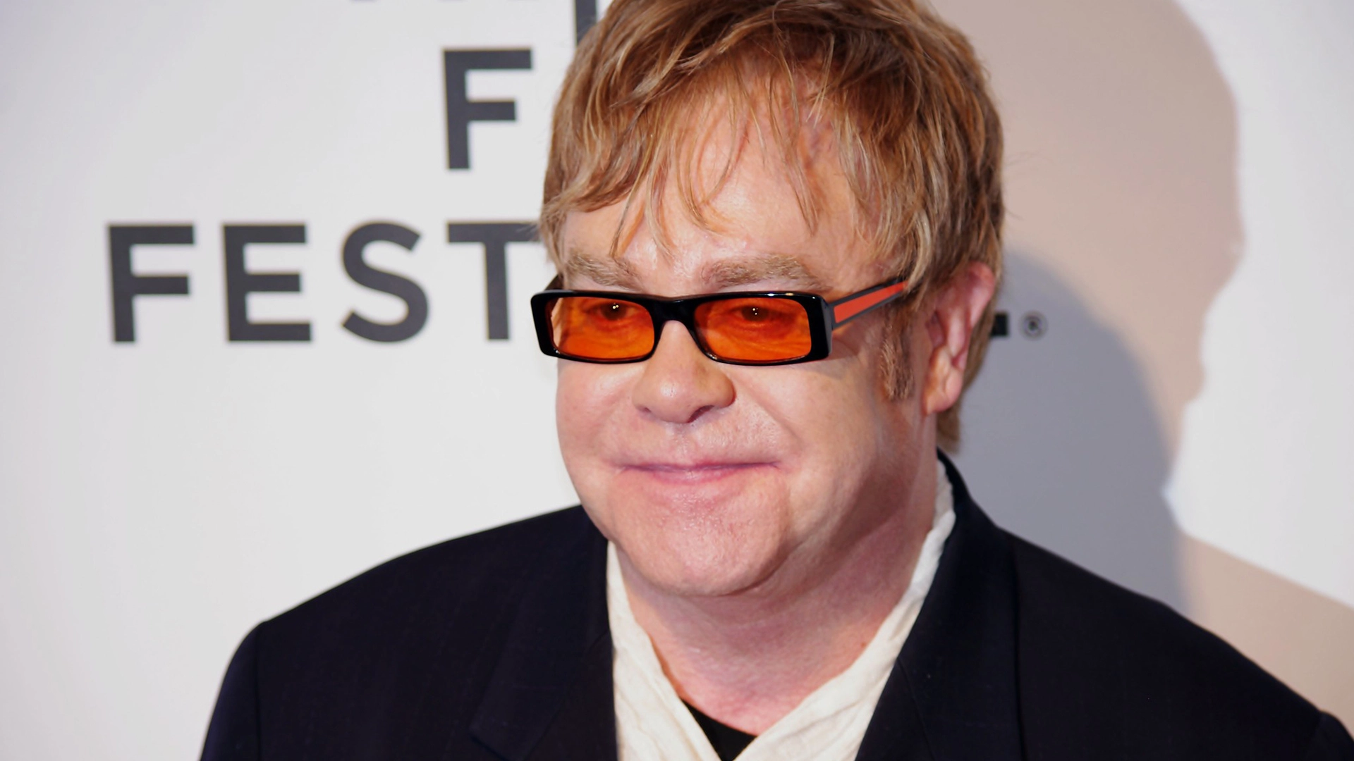 Mai mulți artiști, inclusiv Elton John, condamnă planul Regatului Unit privind drepturile de autor pentru IA