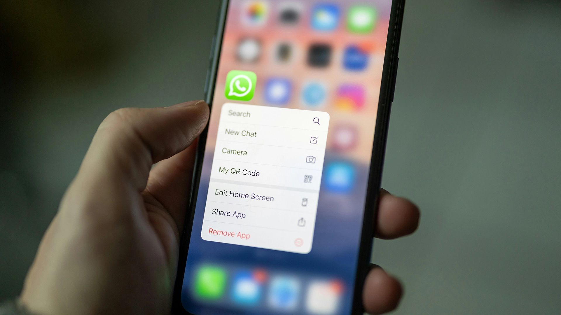 Meta adaugă rezumate asistate de AI în WhatsApp