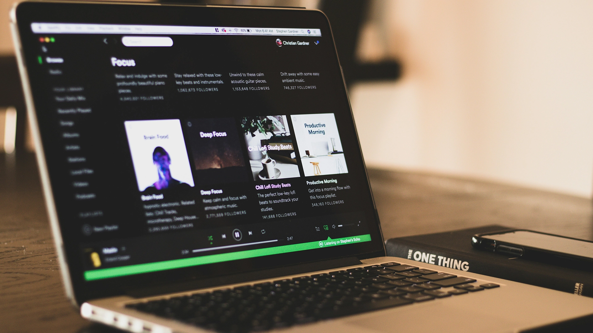 Spotify Publică Melodii Generate de AI Sub Numele Artiștilor Decedați Fără Permisiune