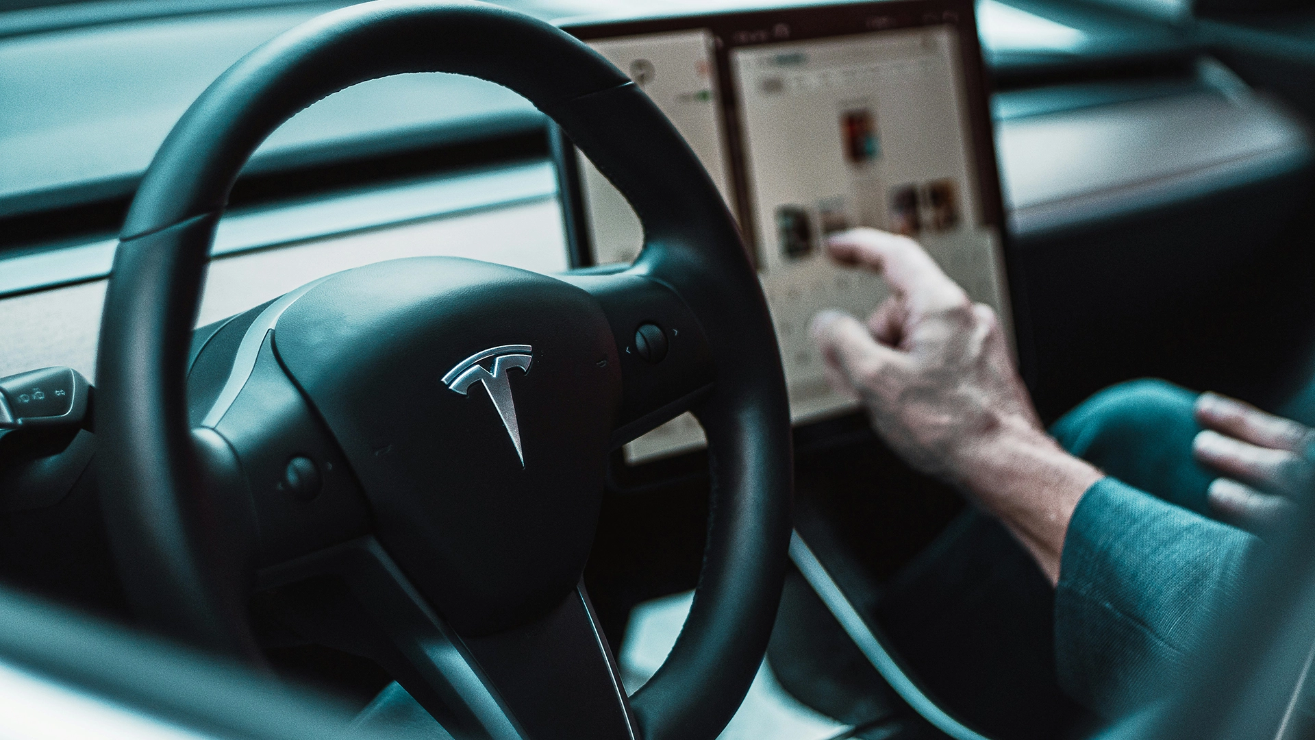 Tesla Lovită cu un Verdict de $243M După ce un Hacker Recuperează Datele Accidentului